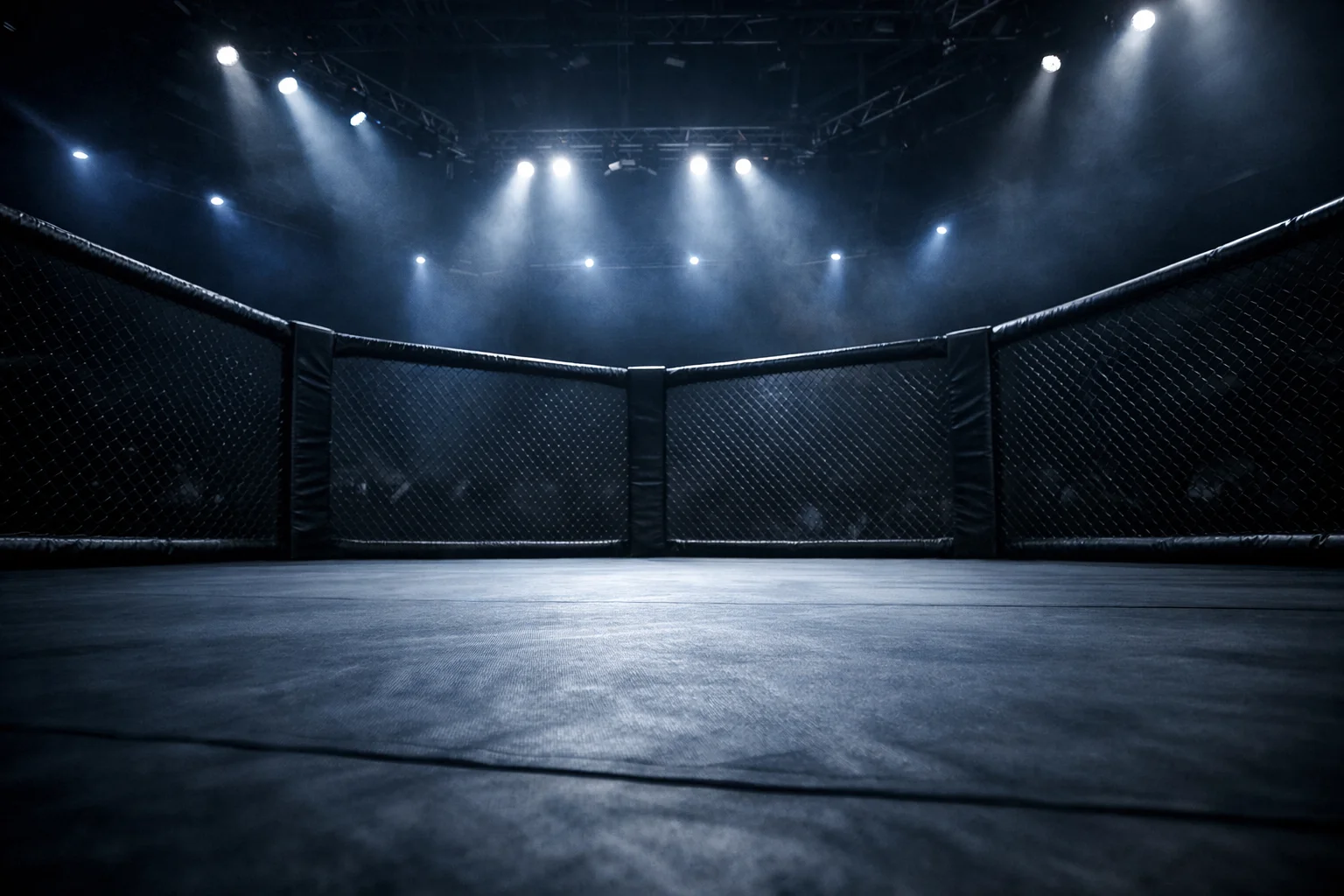 Jaula de MMA vacía con iluminación de evento en una promotora alternativa a UFC como Bellator o PFL
